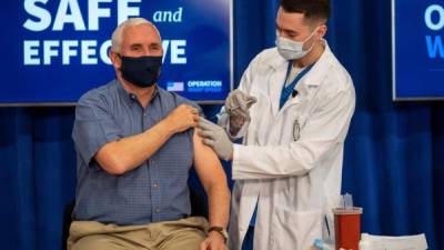 Mike Pence, su esposa Karen y el director general de salud pública del Gobierno estadounidense, Jerome Adams, se vacunaron contra el Covid-19.