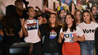 Las actrices y activistas hispanas Rosario Dawson, Zoe Saldana, Eva Longoria, América Ferrera y Gina Rodríguez llaman a votar con la campaña 'Latinas en Marcha', en Miami, Florida./AFP.