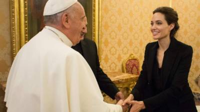 El Papa Francisco y la actriz Angelina Jolie.