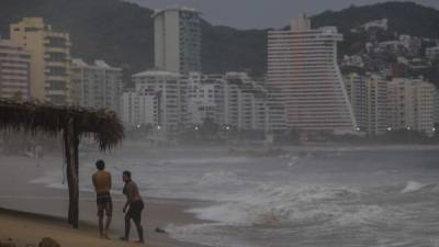 El huracán Bud que se formó en el océano Pacífico frente a las costas de los estados mexicanos de Michoacán, Jalisco y Colima, ya comienza a dejar fuertes lluvias en México./EFE.