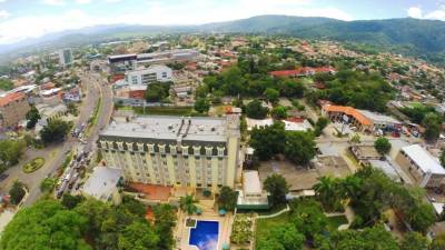 Los hoteles de San Pedro Sula ya están promoviendo atractivos descuentos para el feriado de este mes, confirmaron sus representantes. Foto drone: Yoseph Amaya.