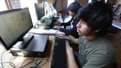 Jóvenes mexicanos navegan por Internet. Los reportes muestran que cada vez se reduce la desigualdad digital.