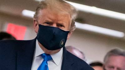 El presidente de los Estados Unidos, Donald Trump, usa una máscara por primera vez desde que empezó la pandemia. AFP