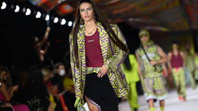 La colecció Versace's Women's Spring-Summer 2022 collection fue diseñada por Fendi,