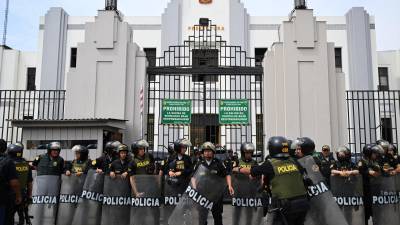 La policía peruana resguarda la prefectura donde se encuentra detenido Pedro Castillo.