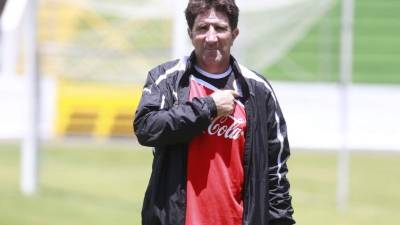Héctor Vargas técnico de Olimpia.