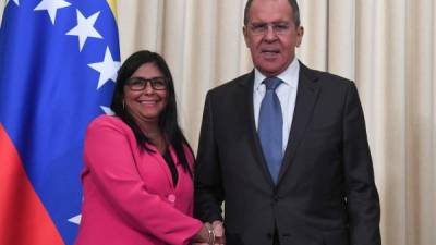 El ministro de Relaciones Exteriores ruso, Sergei Lavrov, y la vicepresidenta venezolana, Delcy Rodríguez. Foto: AFP