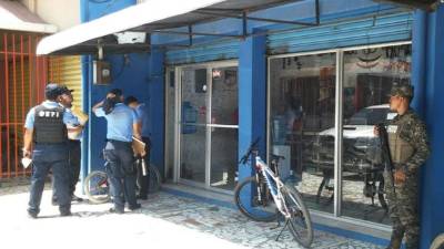 El negocio Autorepuestos Carli fue intervenido por los agentes de la DPI y el Ministerio Público.