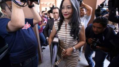 Gabriela Castellanos y Odir Fernández (al fondo de la fotografía) presentaron la demanda este miércoles ante la Corte Suprema de Justicia. Foto de archivo.