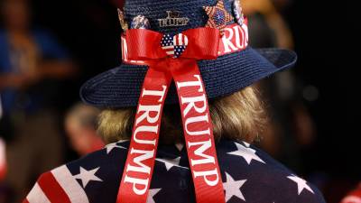 Familiares aparecen en casi todos los actos públicos.