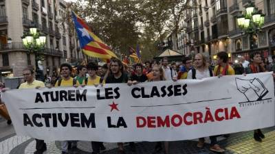Cientos de manifestantes salieron a las calles en Barcelona para reclamar por la independencia de Cataluña.