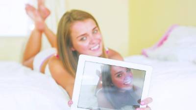 La falta de valores hace que muchos jóvenes se tomen fotografías con poca o ninguna ropa y caigan en redes de pornografía.