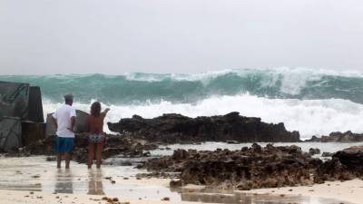 Las autoridades advierten que Franklin generará olas de hasta 5 metros por lo que advierten a los turistas y a la población tomar sus precauciones ante el inminente paso de la tormenta.