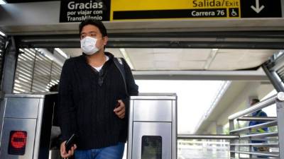 Un pasajero caminar por el aeropuerto de Bogotá. AFP
