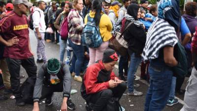 Decenas de migrantes hondureños permanecen en Chiquimula, Guatemala, donde descansarán para luego continuar el viaje.