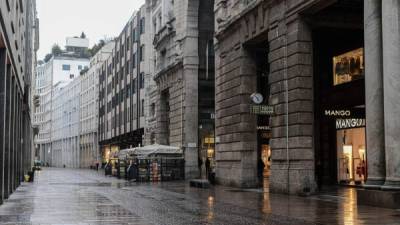 A picture shows the deserted Corso Vittorio Emanuele, one of the busiest shopping areas of the city of Milan, on March 5, 2020. - Italy closed all schools and universities until March 15 to help combat the spread of the novel coronavirus crisis. The government decision was announced moments after health officials said the death toll from COVID-19 had jumped to 107 and the number of cases had passed 3,000. (Photo by Piero CRUCIATTI / AFP)
