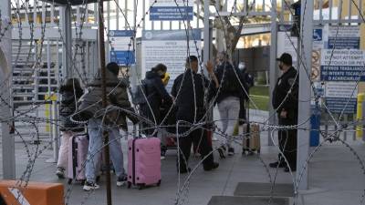 Migrantes rusos y ucranianos llegan a Tijuana para pedir asilo a Estados Unidos tras huir del conflicto.