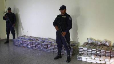 La droga después del conteo y las pruebas de campo realizadas por forenses, fue trasladada a una unidad militar por seguridad.