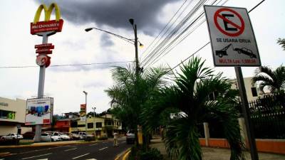 Pese a las señalizaciones los vehículos continúan estacionándose en la rotonda del Monumento a la Madre.