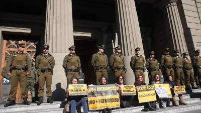 Mujeres se manifiestan por la rebaja de la pena contra un hombre que el año pasado arrancó los ojos a su mujer, ayer martes 11 de julio de 2017, en la entrada principal del Palacio de Tribunales, en Santiago (Chile). EFE