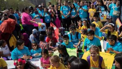 Cientos de niños y jóvenes fueron registrados este jueves al exigir al presidente de EUA., Donald Trump, que respete los derechos de los inmigrantes, frente a la Casa Blanca en Washington, EUA. EFE