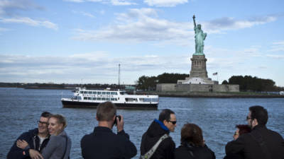 Los turistas volvieron desde ayer a tomarse fotografías y apreciar la Estatua de la Libertad.
