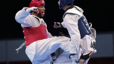 Miguel Ferrera (rojo) durante el combate con el mexicano René Lizárraga.