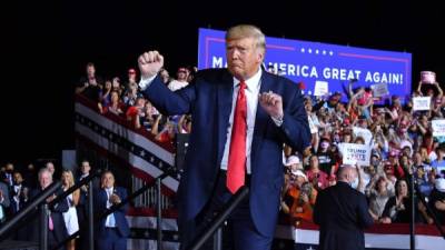 Donald Trump, a su llegada a la ciudad de Pensacola, Florida, donde busca recuperar el terreno perdido a 11 días de las elecciones.