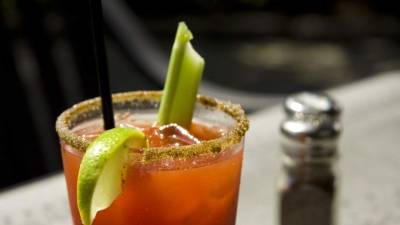 Decorar el coctel de tomate con ramas de apio