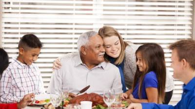 Cuando recibas visitas en casa, no dejes que el celular te distraiga. Conversa e interactúa.