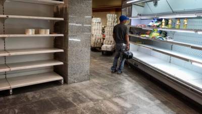 Los estantes de supermercados en Venezuela amanecieron vacíos, al cumplirse hoy una semana de la implementación del plan económico de Maduro./EFE.