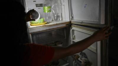 Escasez de combustible, racionamiento eléctrico, hospitales en ruinas y vías intransitables: basta salir de la “burbuja” de Caracas para toparse con la dura cotidianidad de la provincia en <b>Venezuela</b>, en abandono tras años y años de crisis.