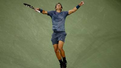 Nadal celebra 6-2, 3-6, 6-4 y 6-1 sobre el serbio Novak Djokovic su decimotercer grande. CLIVE BRUNSKILL (AFP)