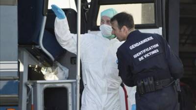 Dos miembro la policía francesa forense trabajan en la zona de la catástrofe en Seyne les Alpes (Francia). EFE