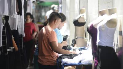 Los vendedores estacionarios en su mayoría, ofrecen ropa, zapatos y accesorios para celulares pero se quejan por las bajas ventas.