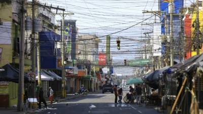 Decenas de comercios permanecen cerrados en la tercera avenida de San Pedro Sula.