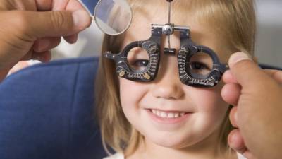 Se le debe practiar al niño un examen ocular de forma anual.