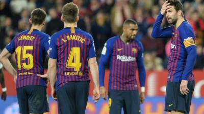 El defensor Piqué fungió como capitán en la derrota ante Sevilla. FOTO AFP.