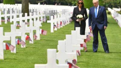 Trump y Melania rindieron homenaje a los soldados estadounidenses caídos durante el desembarco de Normandía./AFP.