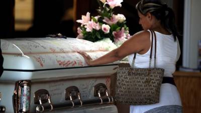 Familiares de Keyla Salazar, una joven de 13 años que murió en el tiroteo de Gilroy, le dan el último adiós en el funeral celebrado en Gilroy./AFP.