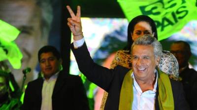Lenín Moreno festeja la victoria que le dan las encuestas. Fotos: AFP