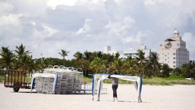 Las famosas playas de Miami Beach se quedaron vacías este jueves luego de que entrara en vigor una orden de evacuación para miles de residentes ante la inminente llegada del monstruoso huracán Irma a la Florida.