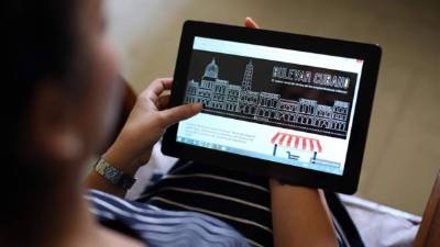 Cuba es uno de los pocos países del mundo donde no hay servicio de internet móvil, un atraso que el Gobierno ha prometido corregir con la instalación de infraestructuras 3G, que comenzarán a operar previsiblemente antes de final de año. EFE/Archivo