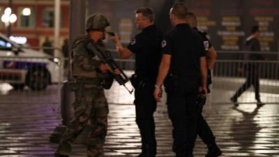Policías en Niza tratan de dar seguridad tras el atentado que deja 60 muertos.