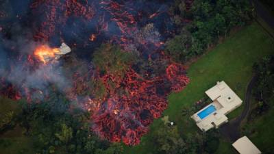 Los ríos de lava del volcán Kilauea, el más activo de Hawái, han destruido al menos 26 residencias en la Isla, y han obligado a la evacuación de miles de personas, mientras que el gobernador David Ige decretó el estado de emergencia.