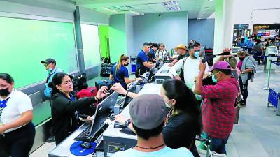 Pasajeros llegando al aeropuerto Ramón Villeda Morales