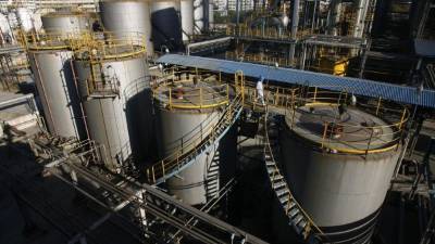 Un operario verifica la maquinaria para refinar los barriles de petróleo en el estado de Texas, Estados Unidos.