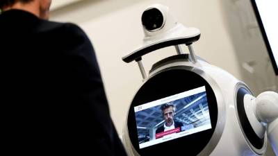 Muchas personas con sospechas de la enfermedad acuden a este centro asistencial en Bélgica donde lo primero que se encuentran es al robot.