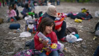 Cientos de niños y bebés viajan en lanchas sobrecargadas que buscan llegar a las costas griegas, puerta de entrada a Europa.