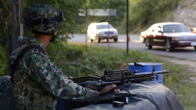 Soldados de la Marina Armada de México resguardan todas las entradas y salidas de la población de Cosalá durante los operativos de búsqueda del capo Joaquín 'el Chapo' Guzmán en Sinaloa (México).